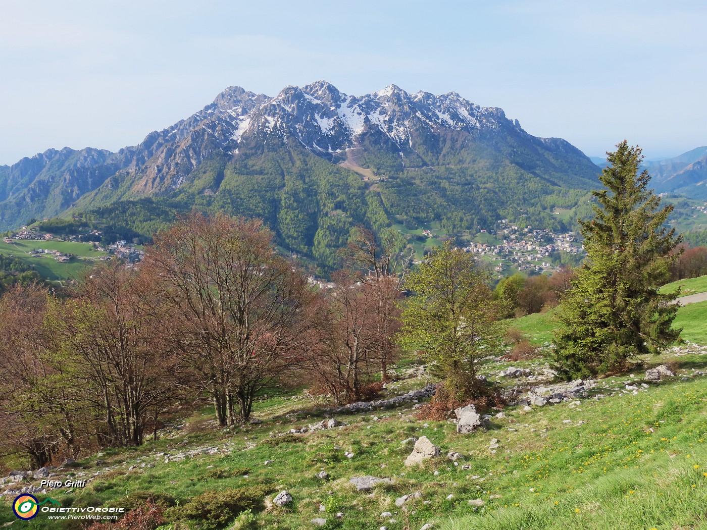 09 Dal parcheggio d'Alpe Arera (1600 m) zoom in Alben.JPG